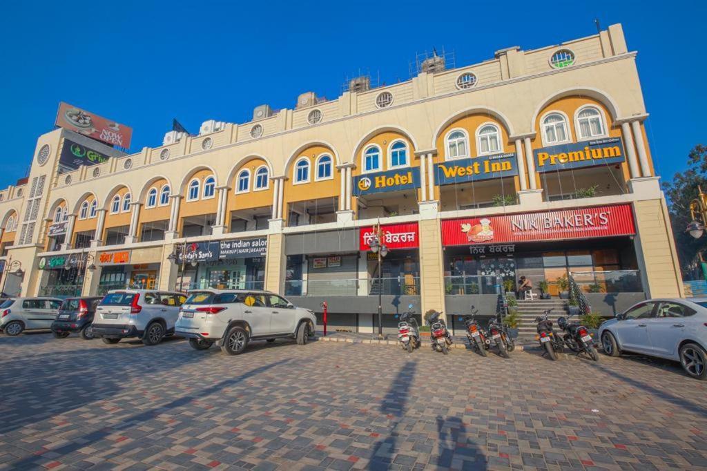 Hotel West Inn Premium Kharar ภายนอก รูปภาพ